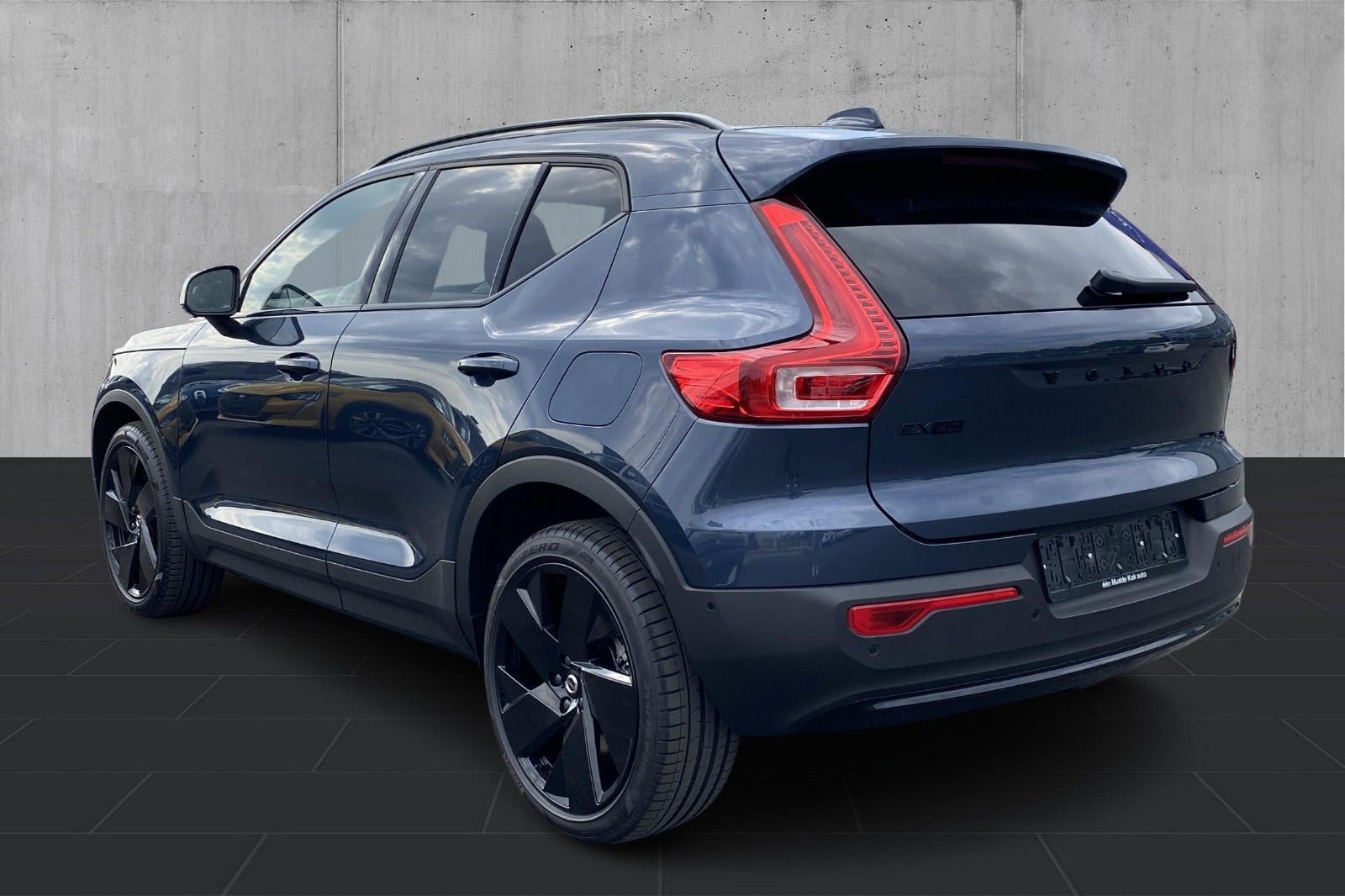 Blå Volvo EX40 fra 2024