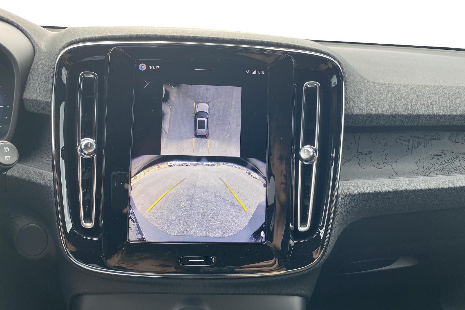 Blå Volvo EX40 fra 2024