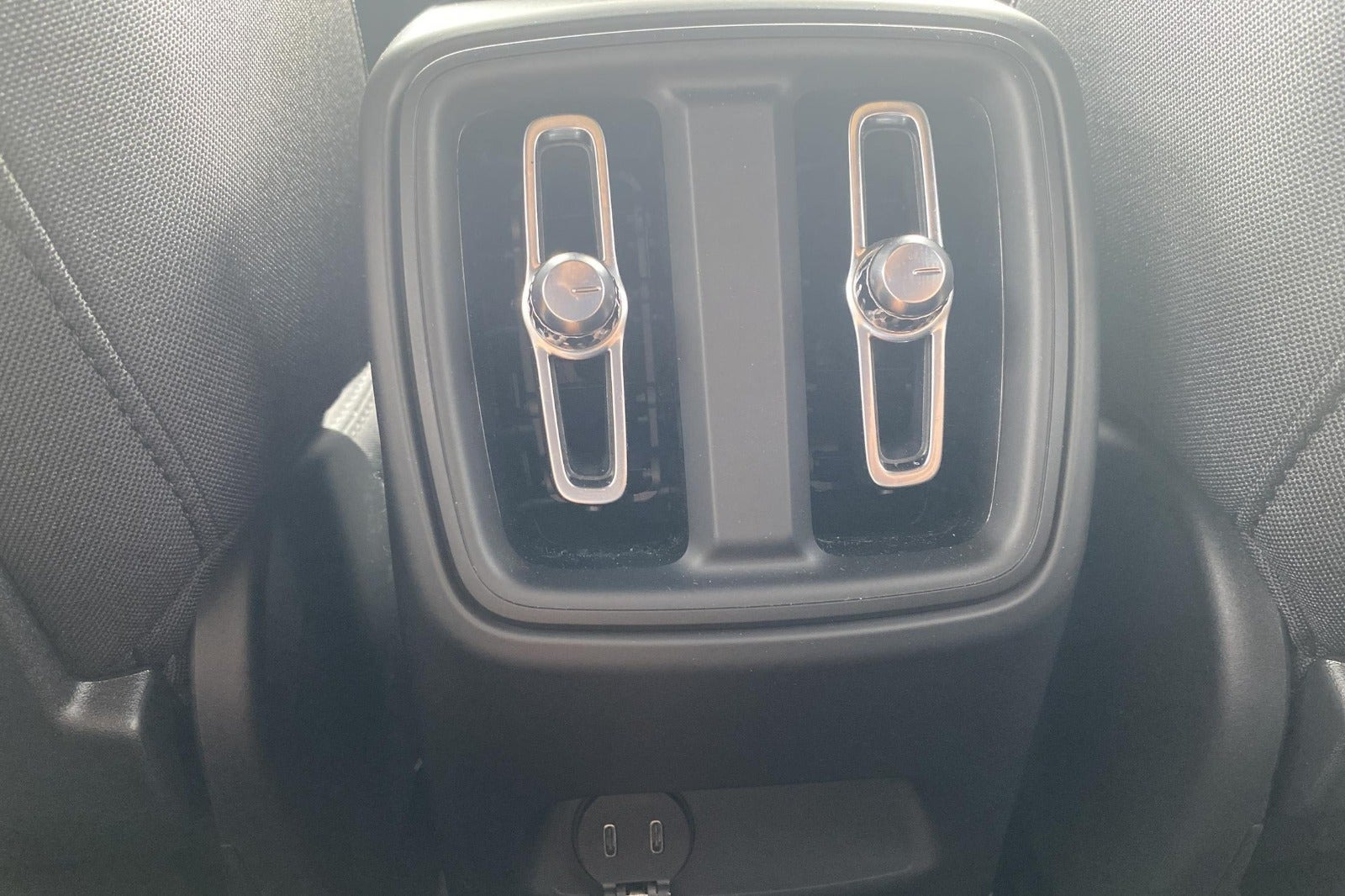 Blå Volvo EX40 fra 2024