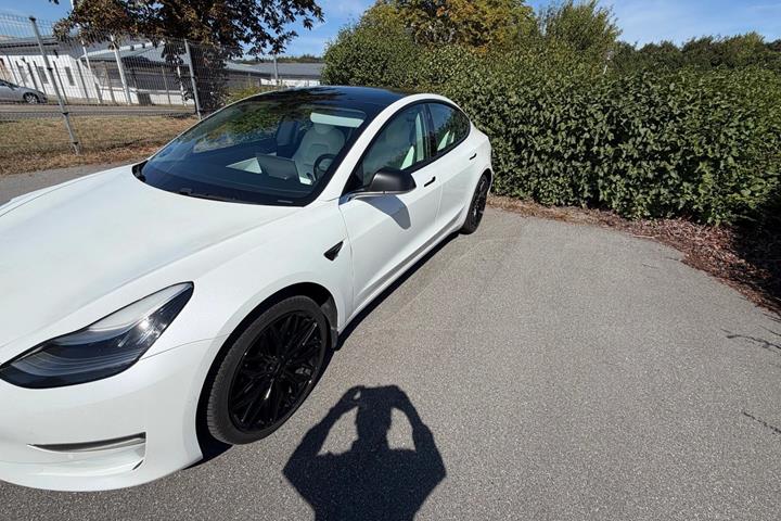 Hvid Tesla Model 3 fra 2019