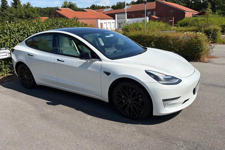Hvid Tesla Model 3 fra 2019