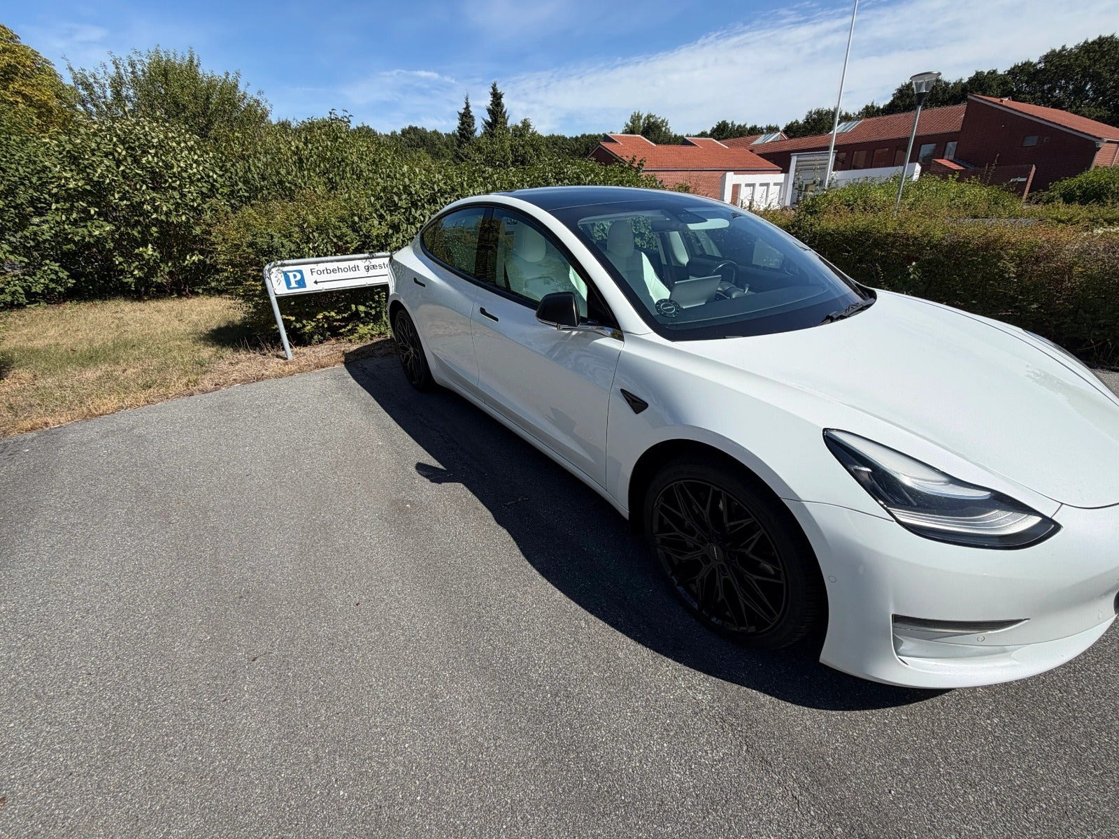 Hvid Tesla Model 3 fra 2019