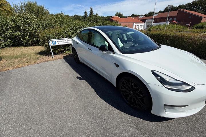 Hvid Tesla Model 3 fra 2019