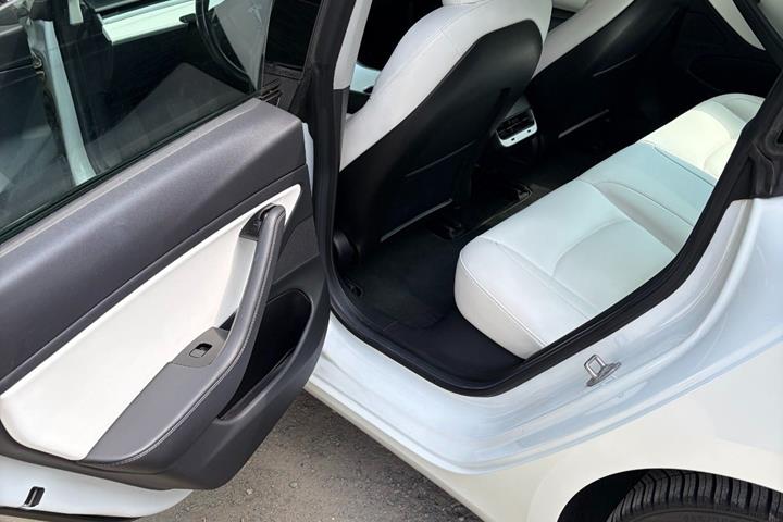 Hvid Tesla Model 3 fra 2019