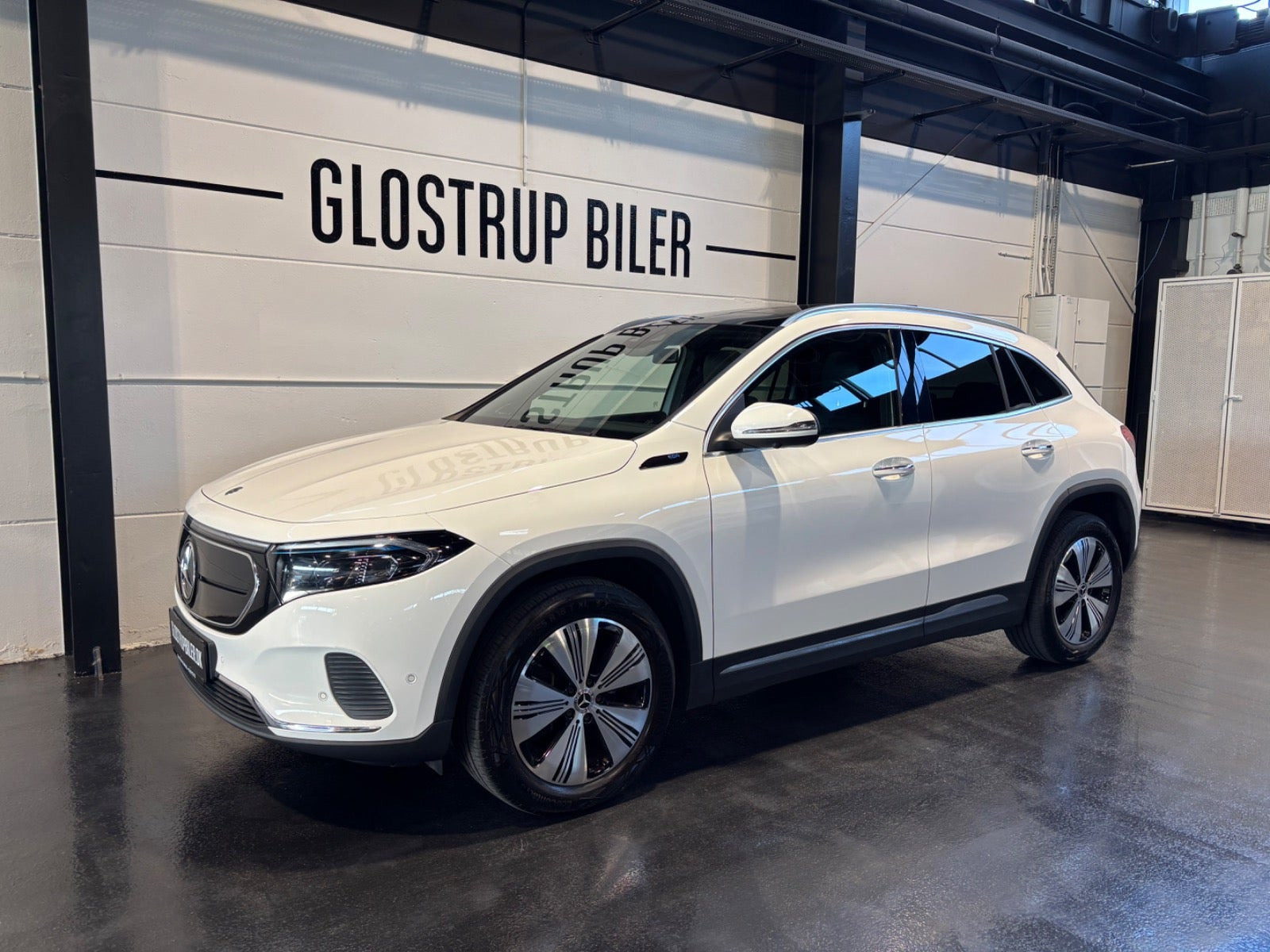 Hvid Mercedes EQA250 fra 2021