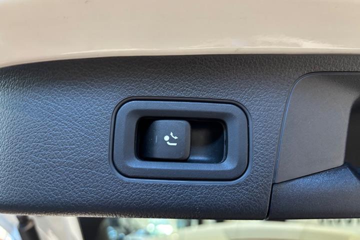 Hvid Mercedes EQA250 fra 2021