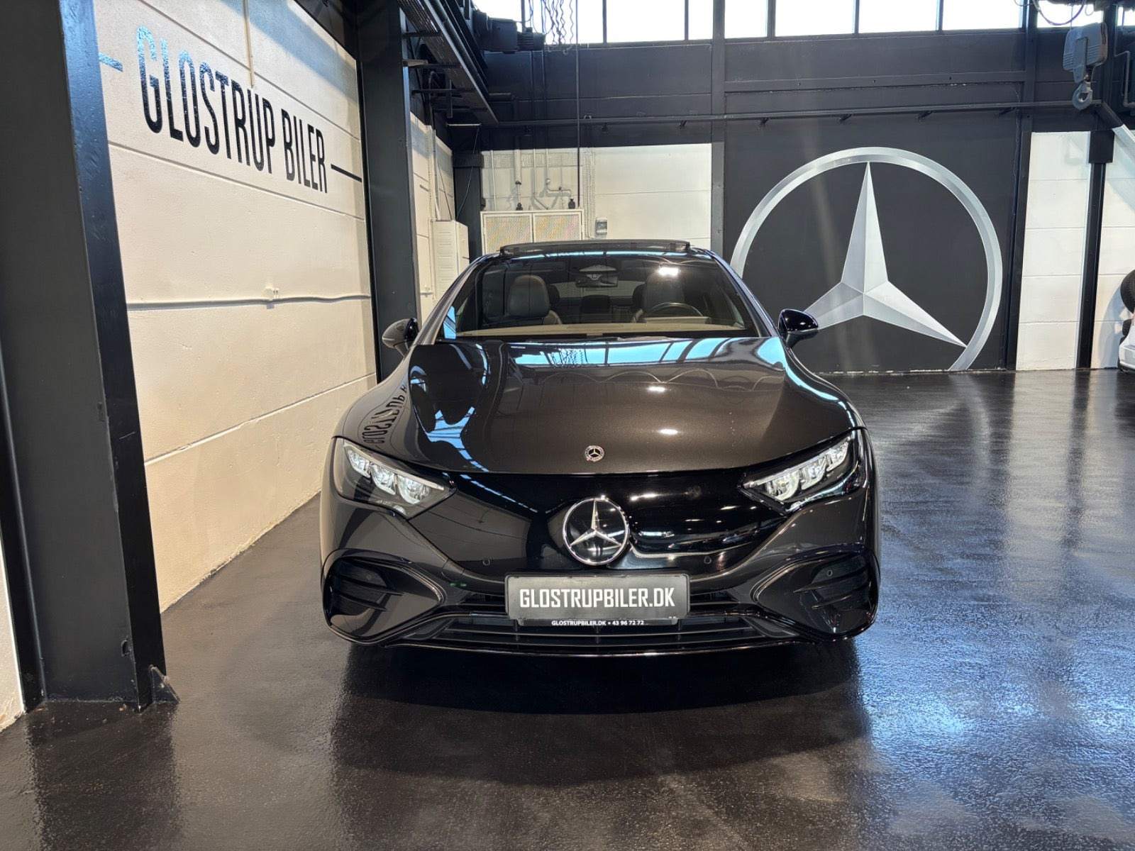 Grå Mercedes EQE350+ fra 2022