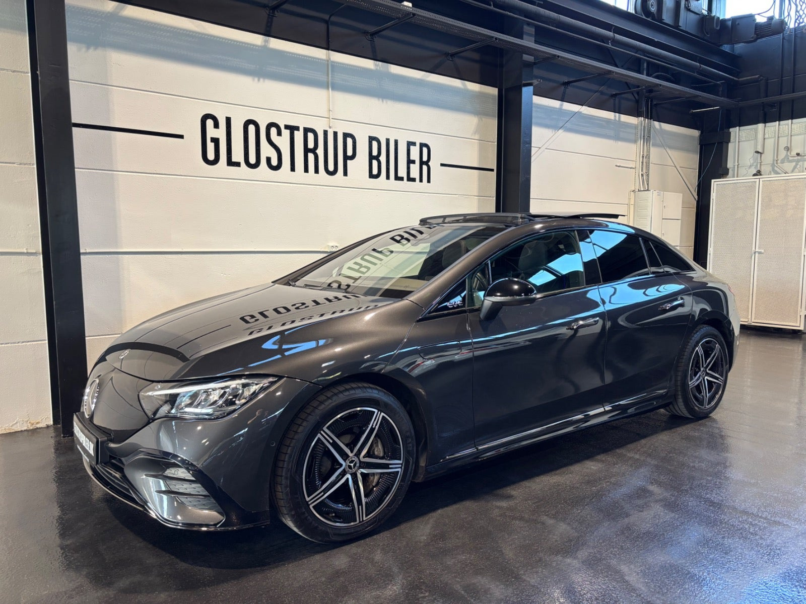 Grå Mercedes EQE350+ fra 2022