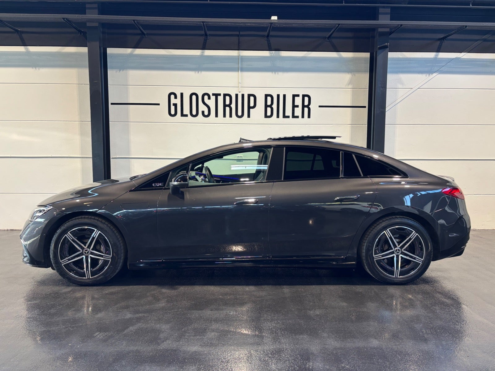 Grå Mercedes EQE350+ fra 2022