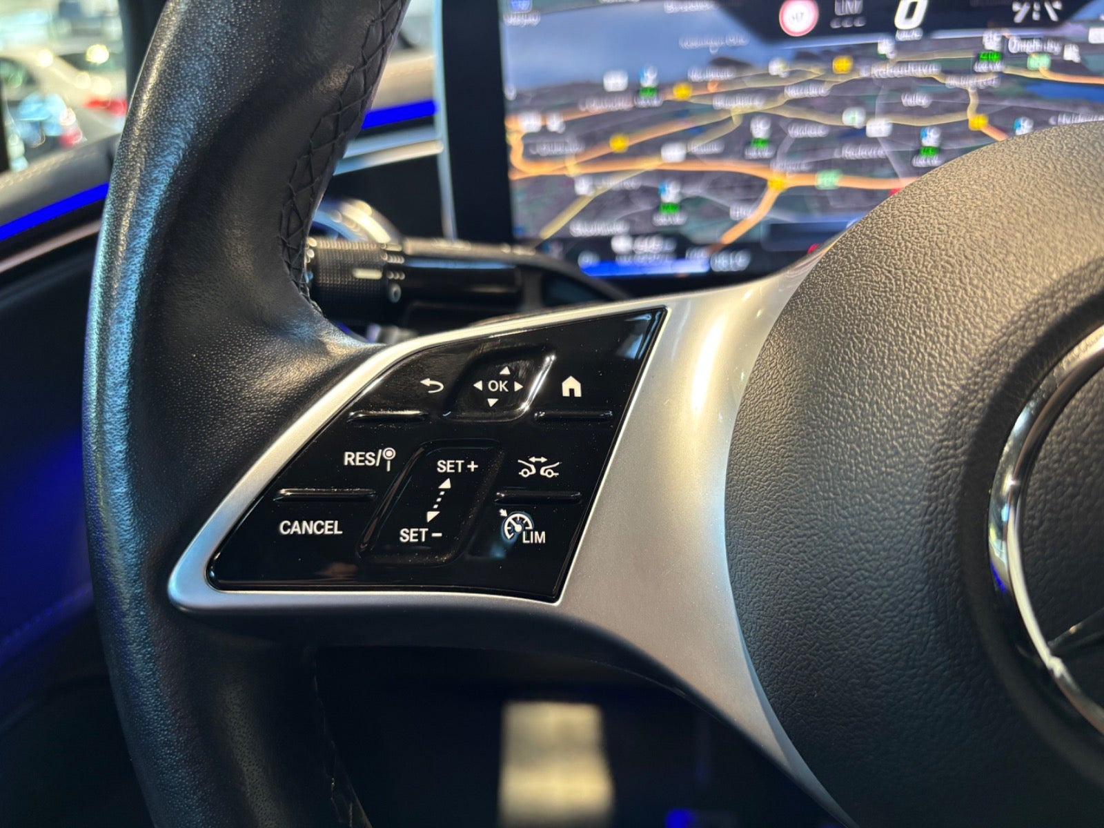 Grå Mercedes EQE350+ fra 2022