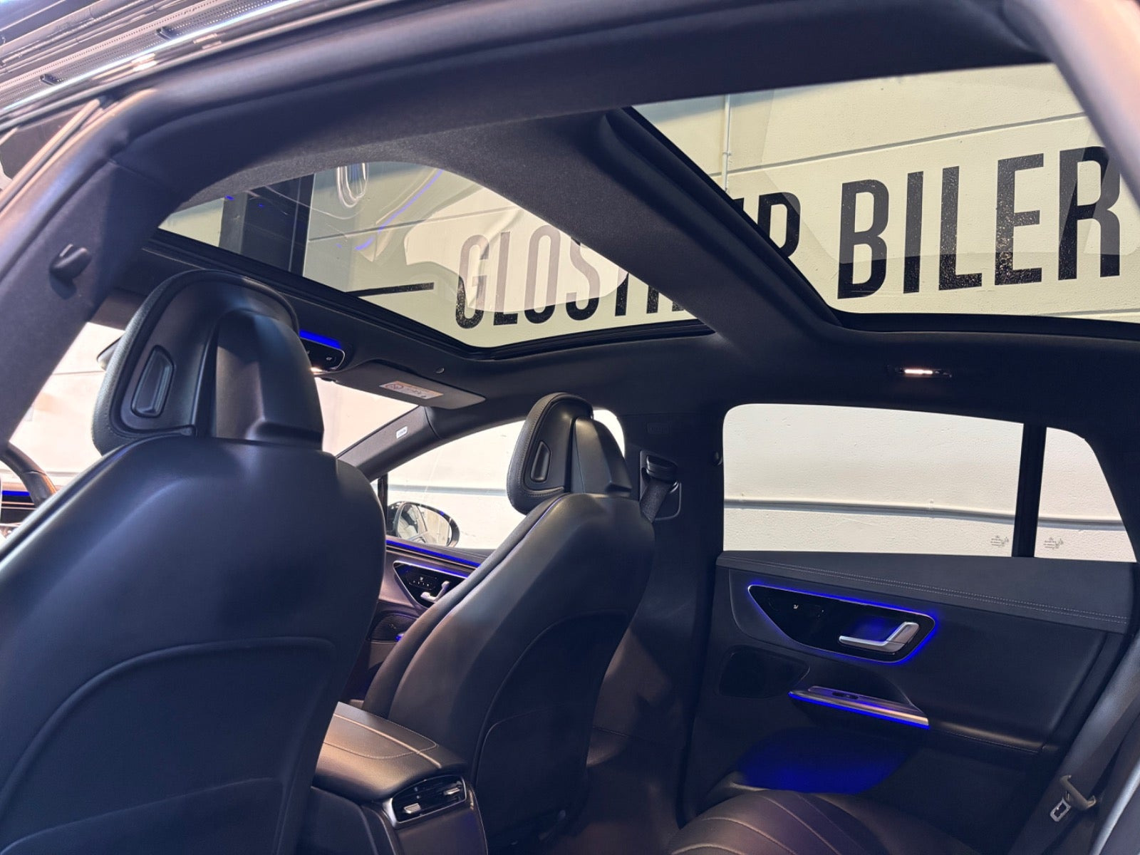 Grå Mercedes EQE350+ fra 2022