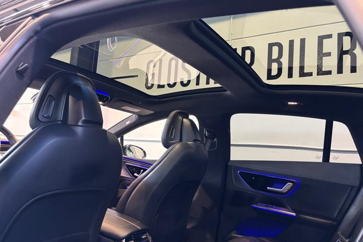 Grå Mercedes EQE350+ fra 2022
