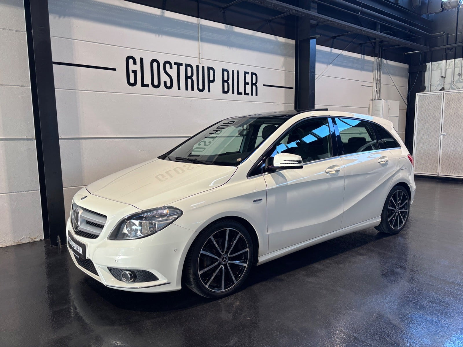 Hvid Mercedes B200 fra 2012