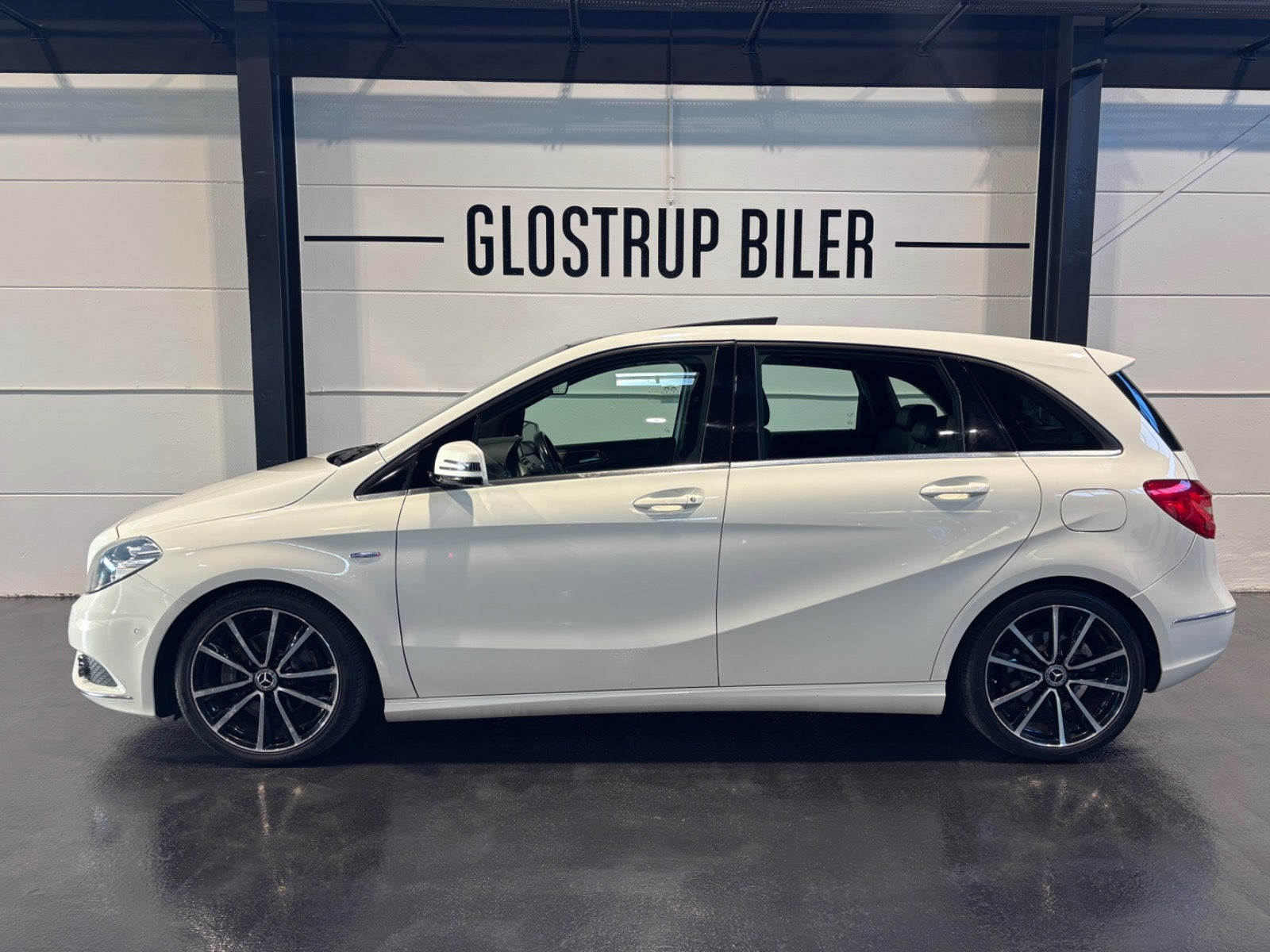 Hvid Mercedes B200 fra 2012