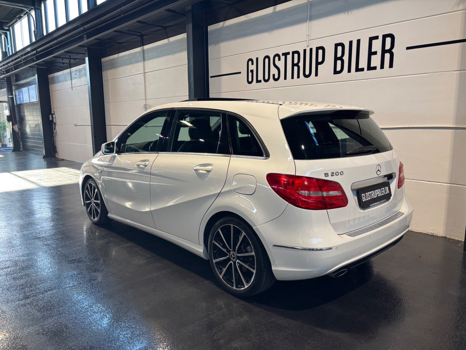 Hvid Mercedes B200 fra 2012