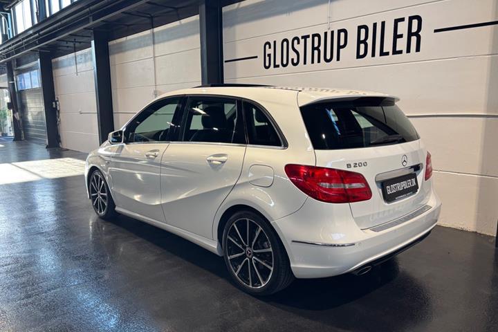 Hvid Mercedes B200 fra 2012