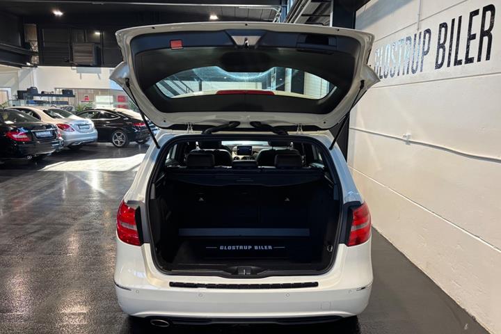 Hvid Mercedes B200 fra 2012