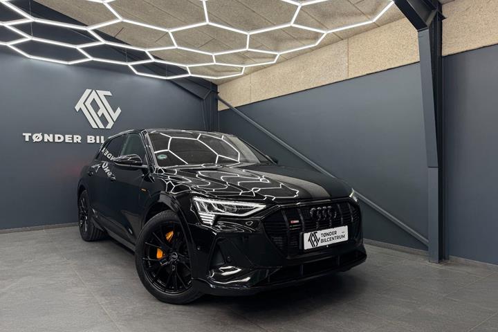 Sort Audi e-tron fra 2023 set udefra