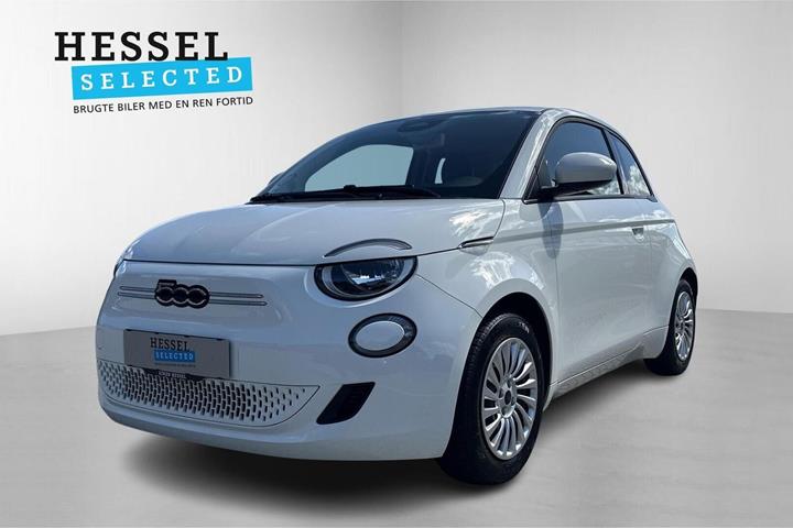 Hvid Fiat 500e fra 2023 set udefra