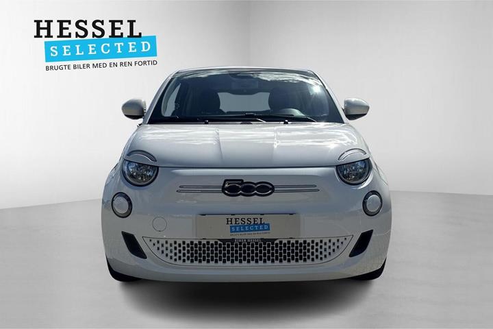 Hvid Fiat 500e fra 2023