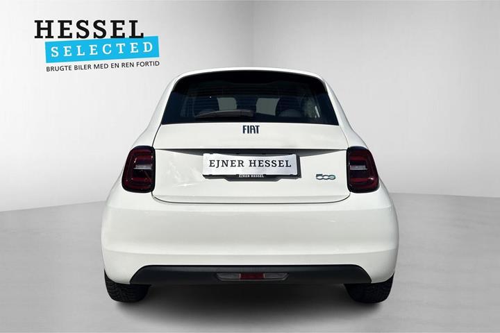 Hvid Fiat 500e fra 2023