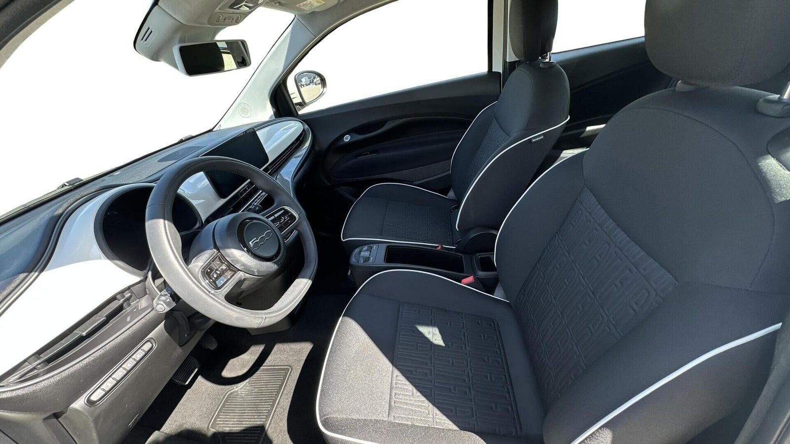 Hvid Fiat 500e fra 2023