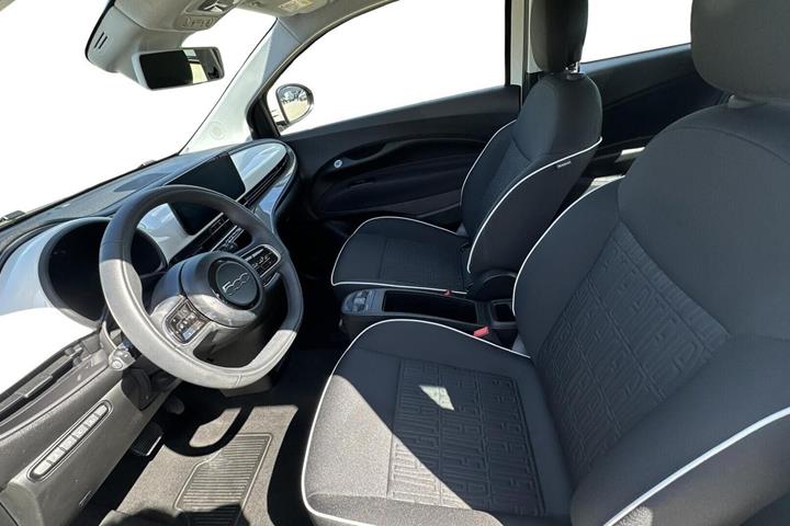 Hvid Fiat 500e fra 2023
