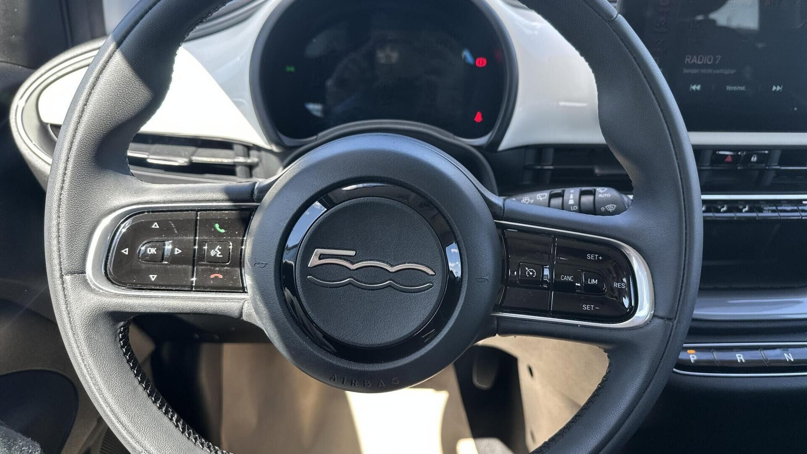 Hvid Fiat 500e fra 2023