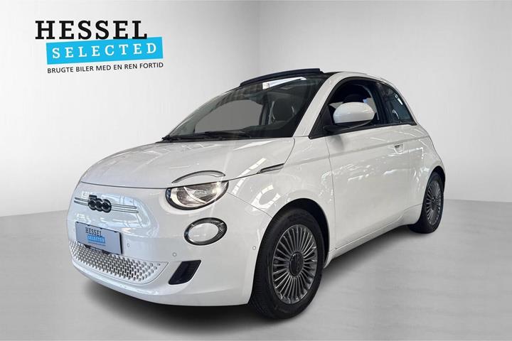 Hvid Fiat 500e fra 2023 set udefra