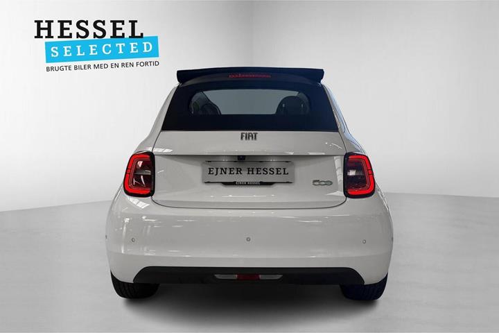 Hvid Fiat 500e fra 2023