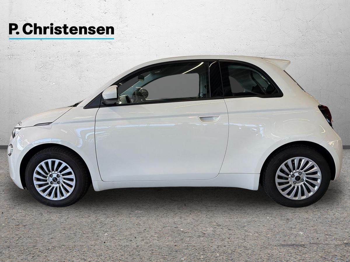 Hvid Fiat 500e fra 2023