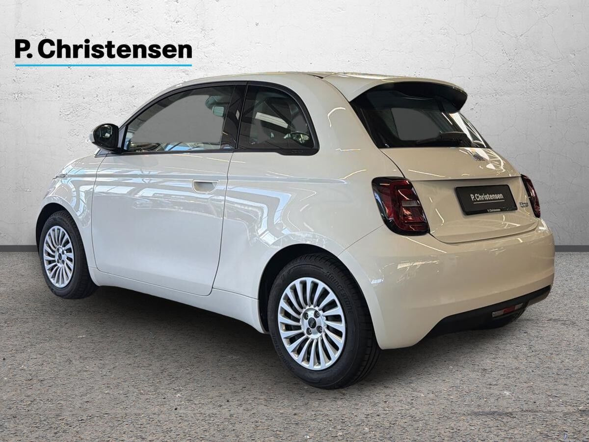 Hvid Fiat 500e fra 2023