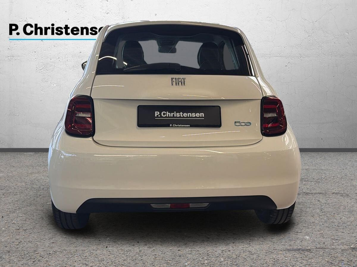 Hvid Fiat 500e fra 2023