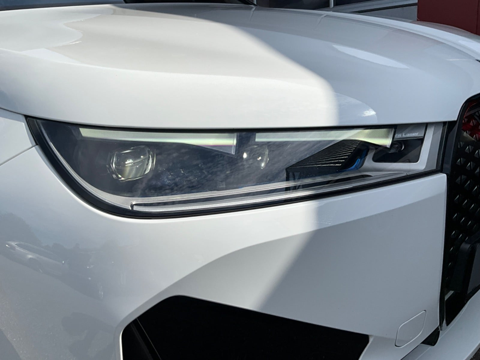 Hvid BMW iX fra 2022