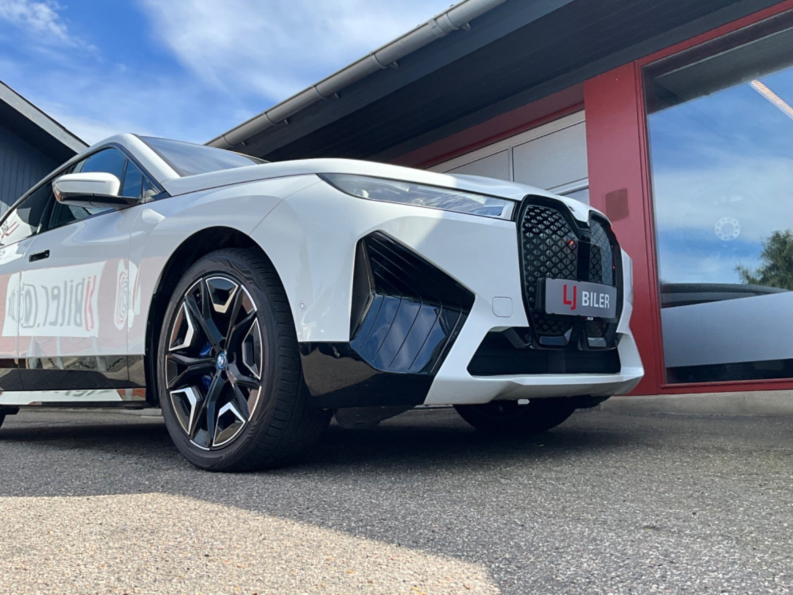 Hvid BMW iX fra 2022
