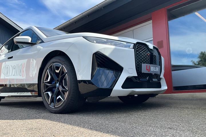 Hvid BMW iX fra 2022