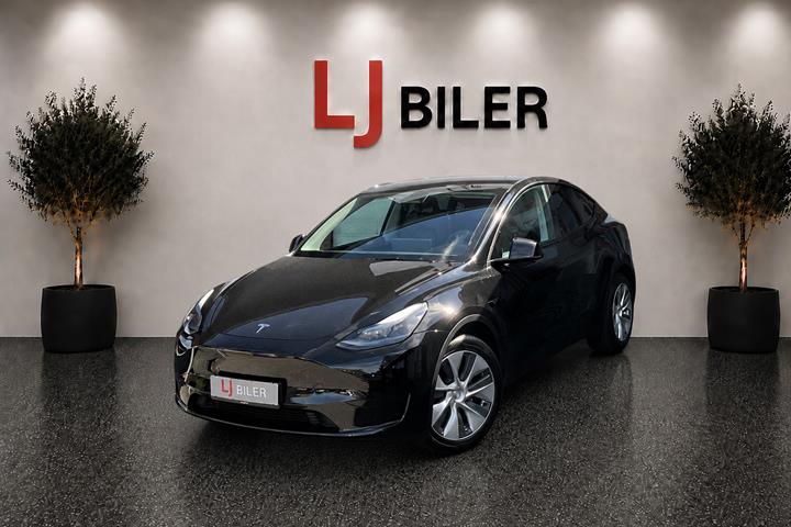 Sort Tesla Model Y fra 2023 set udefra