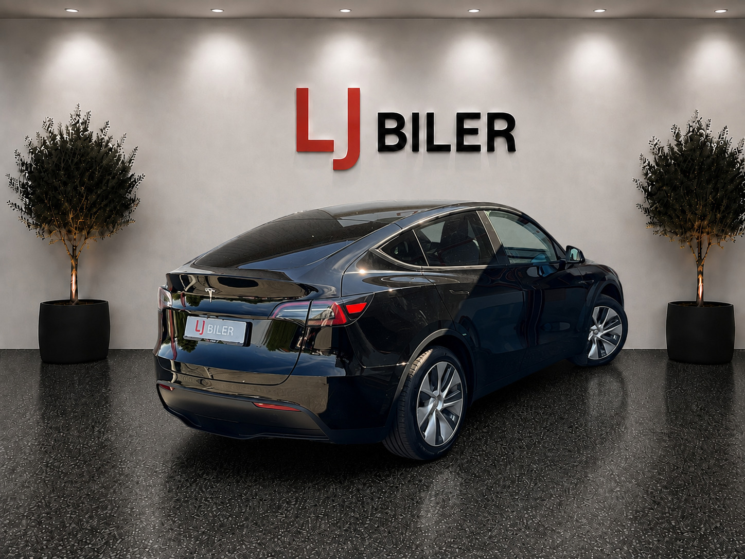 Sort Tesla Model Y fra 2023