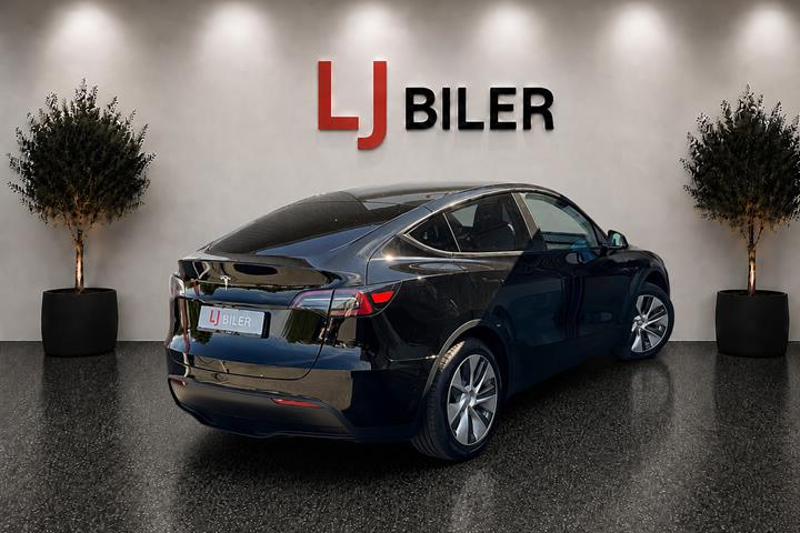 Sort Tesla Model Y fra 2023