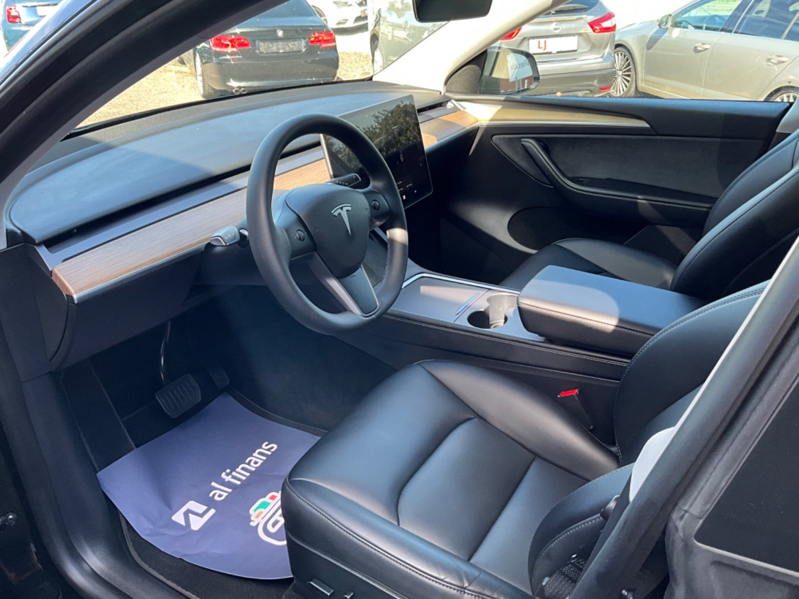Sort Tesla Model Y fra 2023
