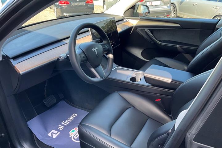 Sort Tesla Model Y fra 2023