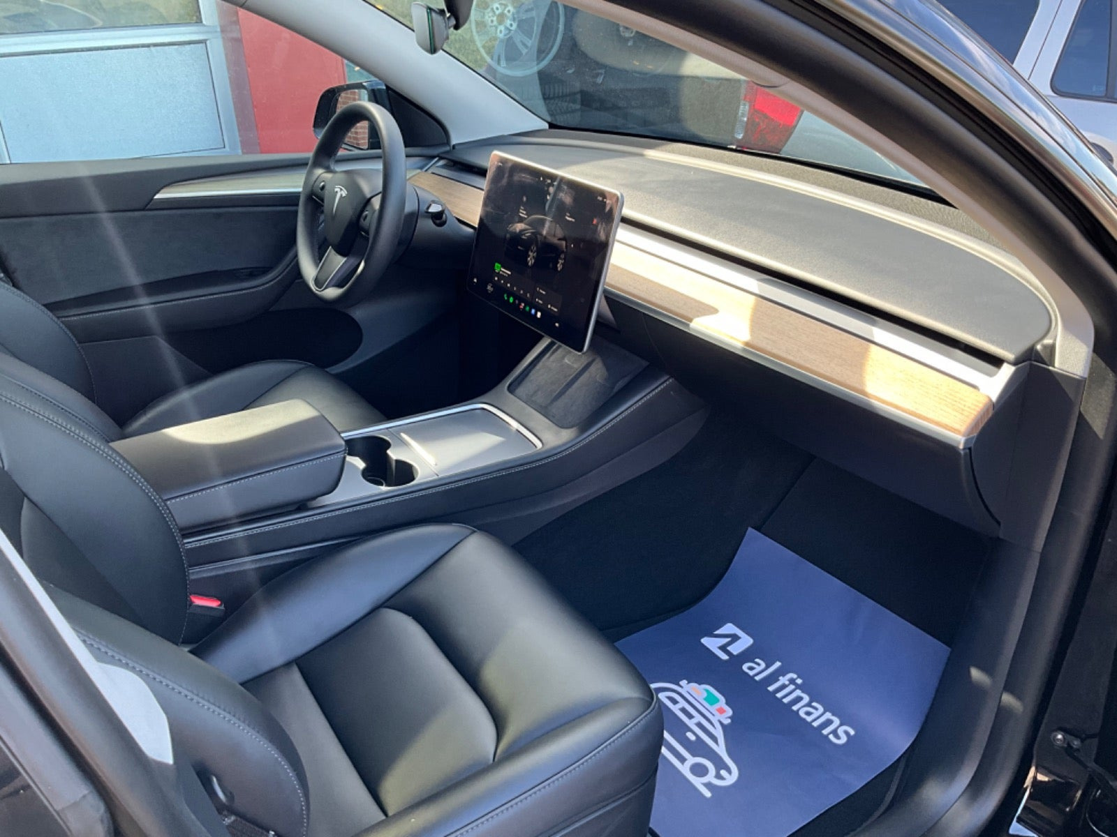 Sort Tesla Model Y fra 2023