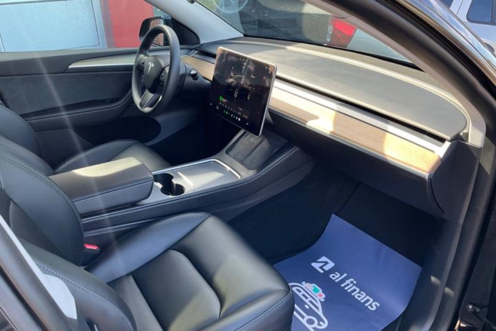 Sort Tesla Model Y fra 2023