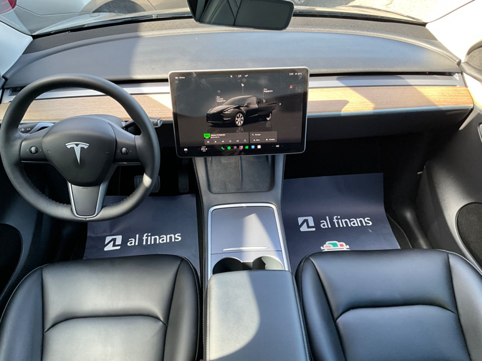 Sort Tesla Model Y fra 2023