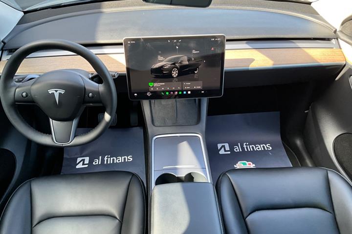 Sort Tesla Model Y fra 2023