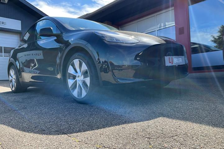 Sort Tesla Model Y fra 2023