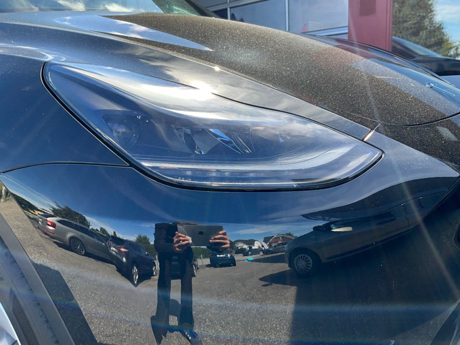 Sort Tesla Model Y fra 2023