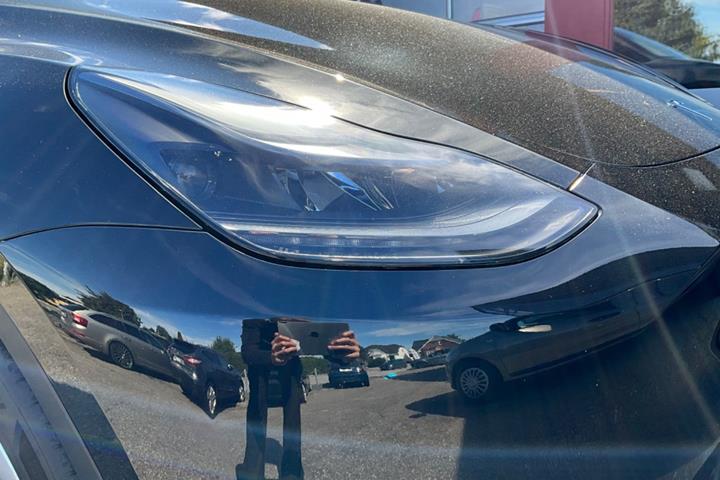 Sort Tesla Model Y fra 2023