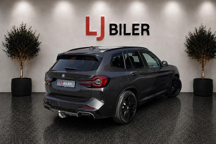 Grå BMW iX3 fra 2024