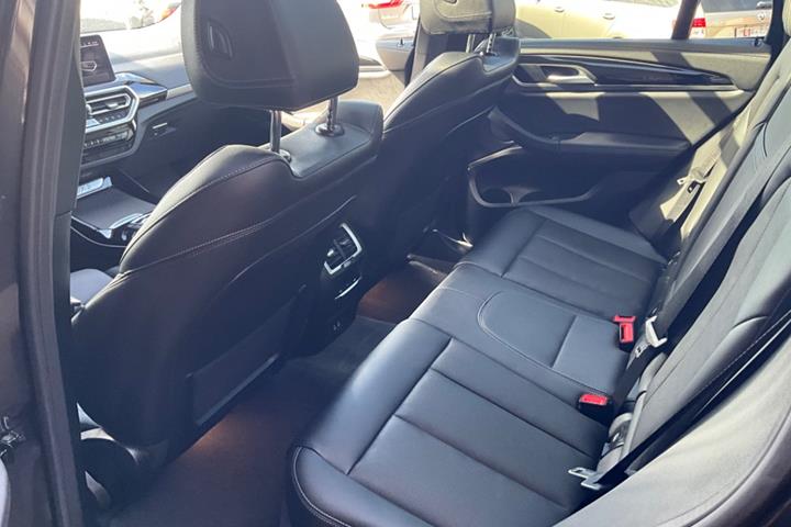 Grå BMW iX3 fra 2024
